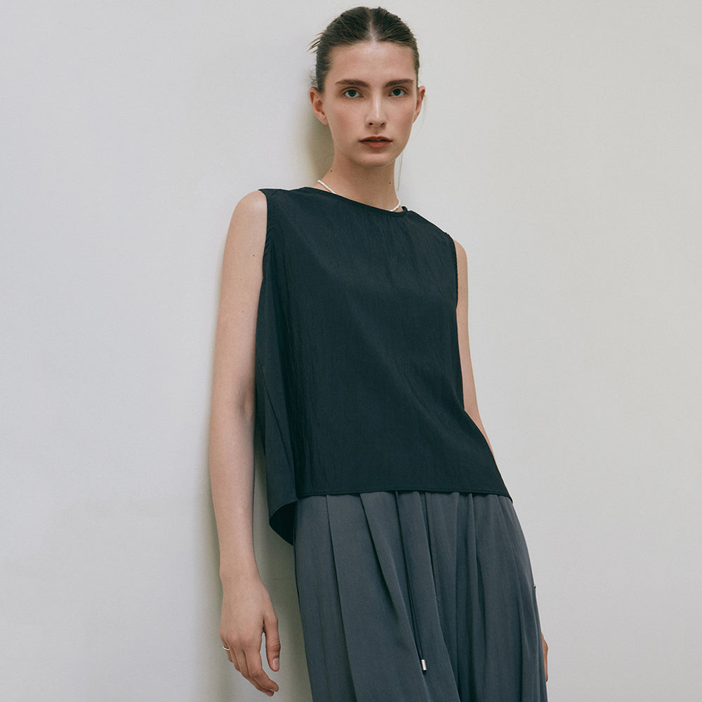 YAN 13 for women MINIMAL BACK SLIT SLEEVELESS_CHARCOAL