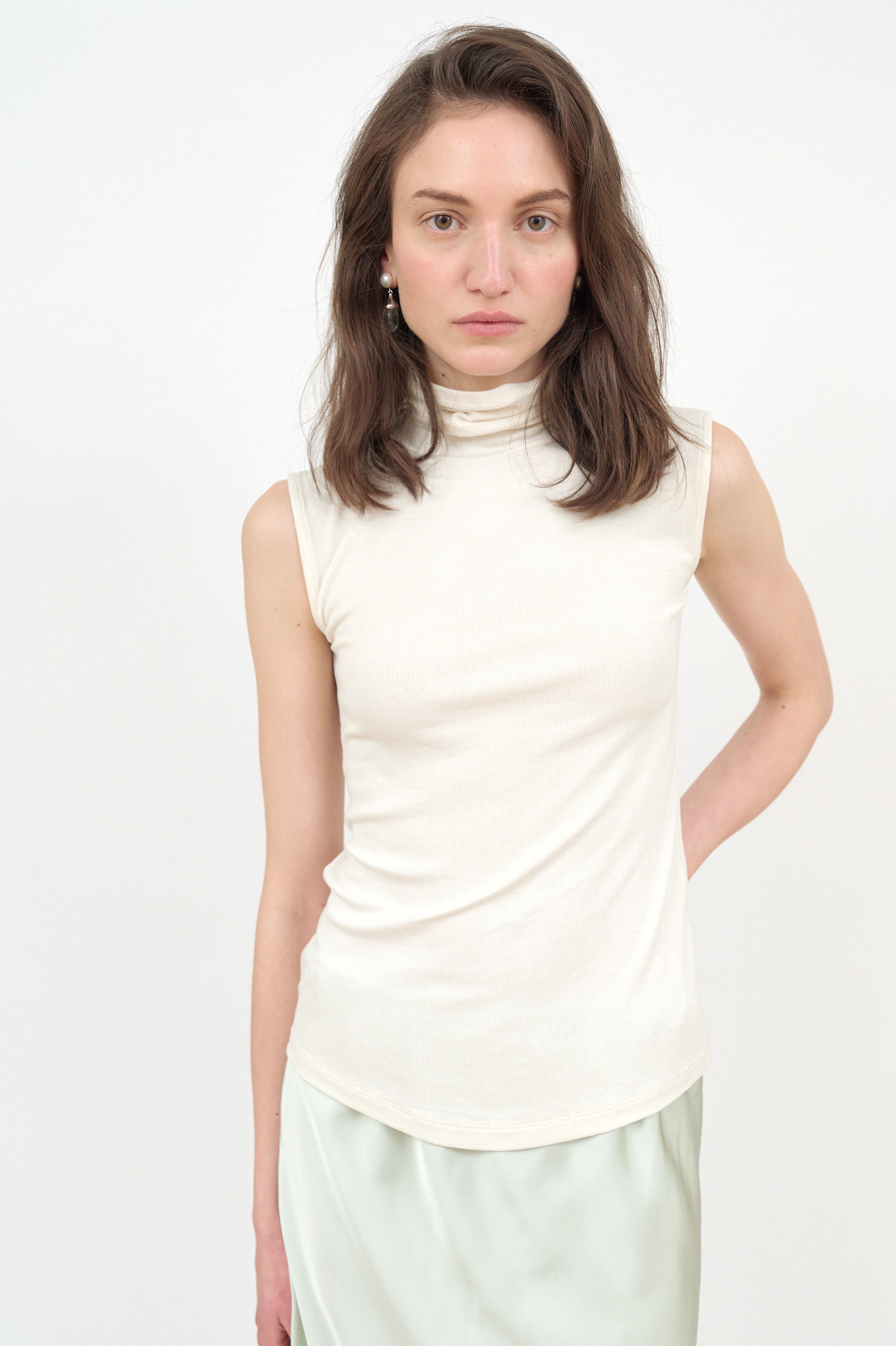 MUARMUS Lea Roll-neck Sleeveless [Ivory]