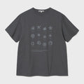 Millo Archive Scroll Square T-Shirt [Charcoal Gray]