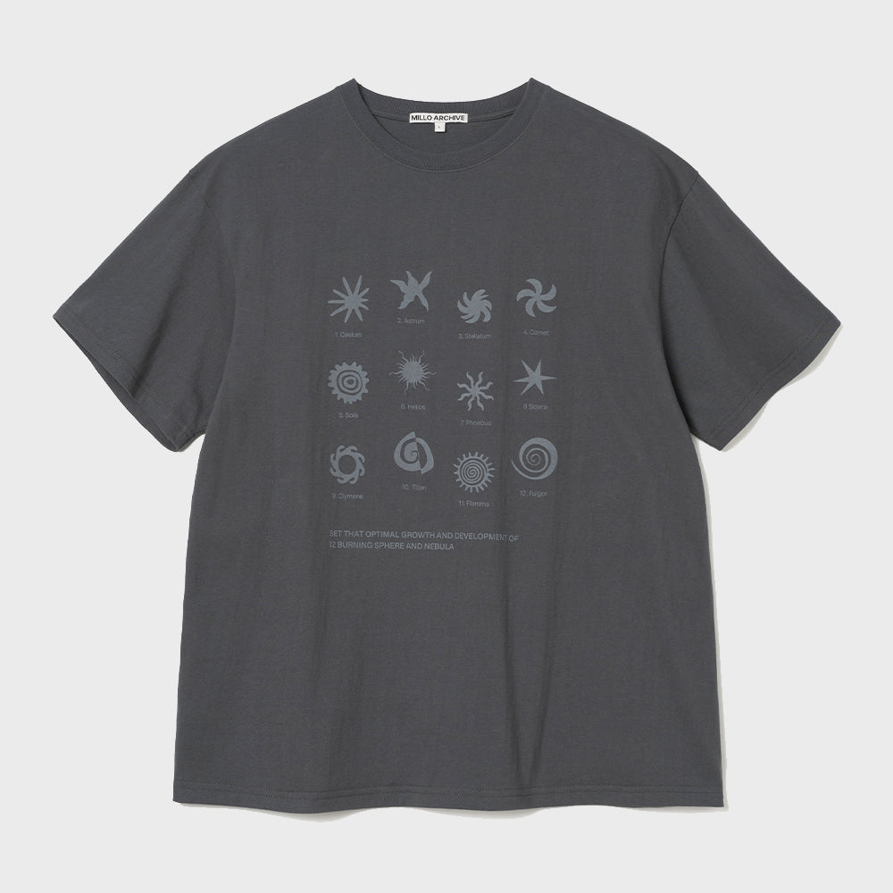 Millo Archive Scroll Square T-Shirt [Charcoal Gray]