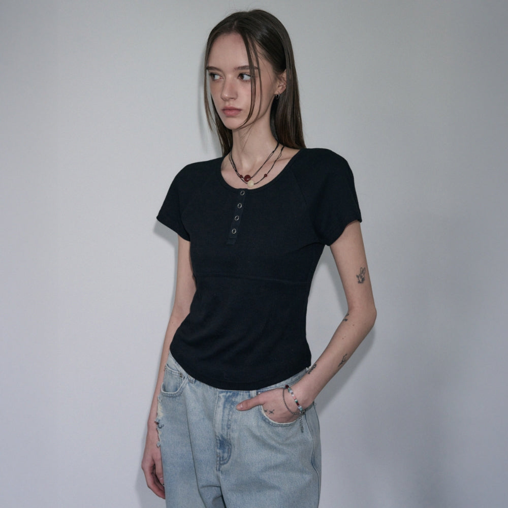 LEATHERY Ribbed henley neck short sleeve t-shirt [BLACK]
