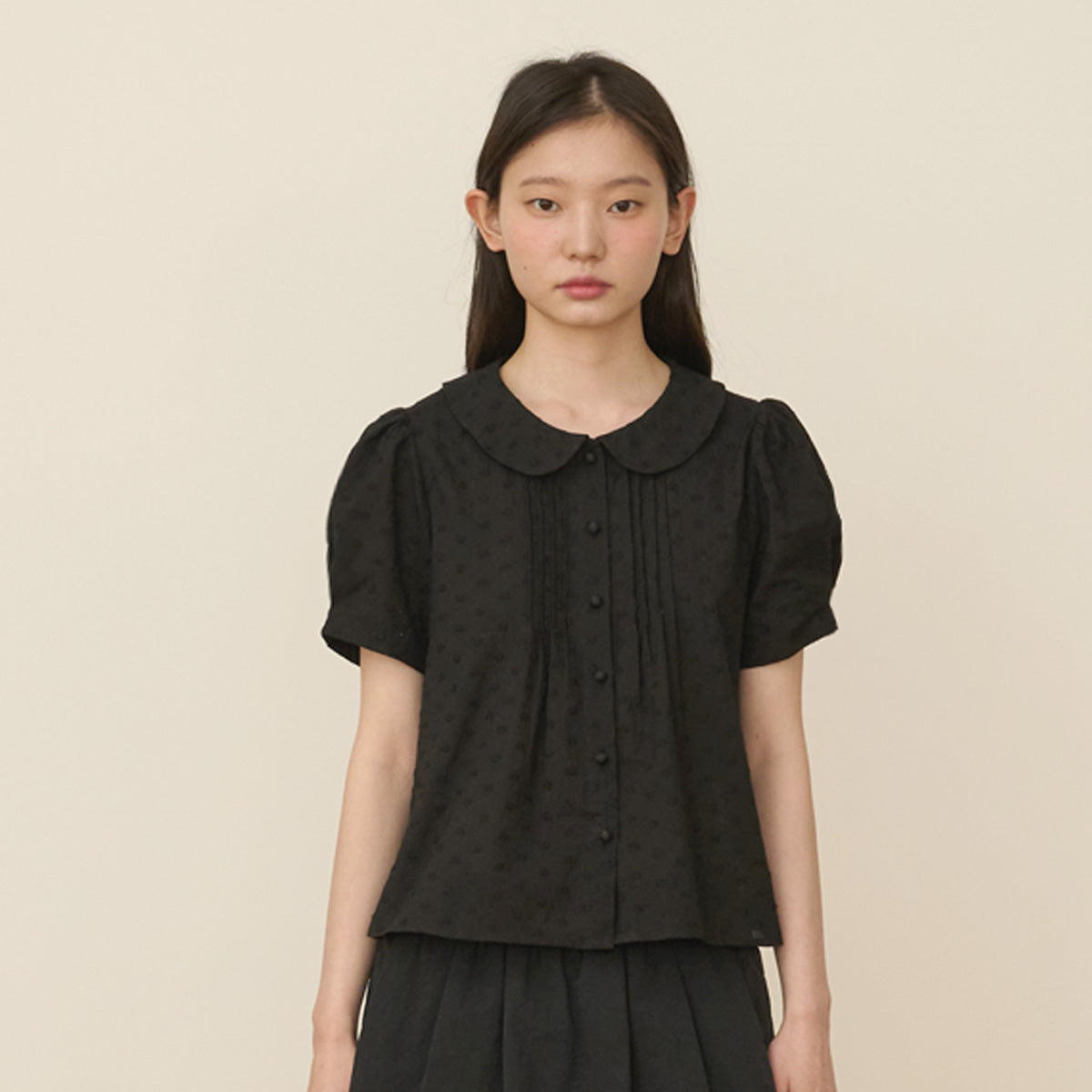 OPENING SUNSHINE Flower embroidery round collar puff blouse_Black