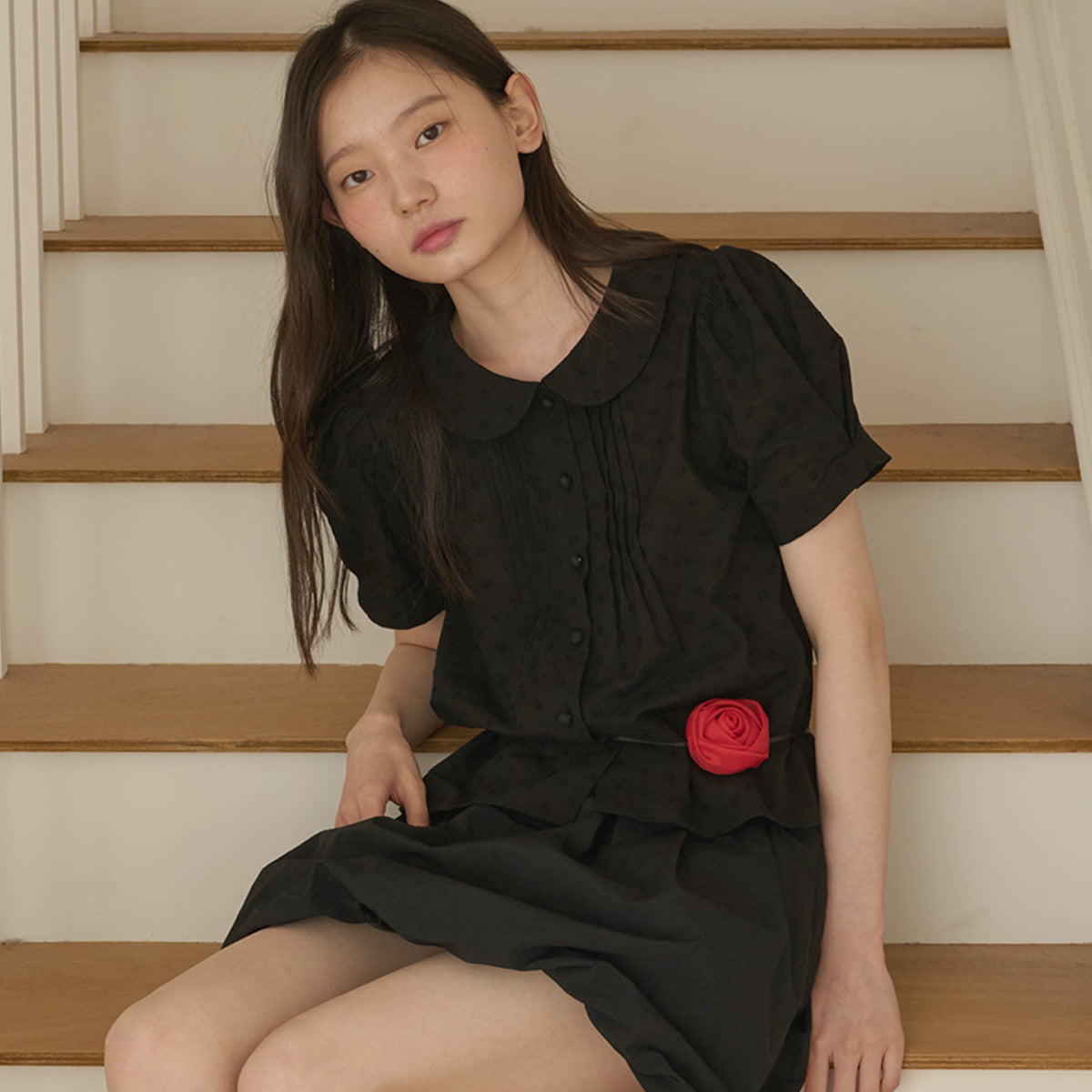 OPENING SUNSHINE Flower embroidery round collar puff blouse_Black