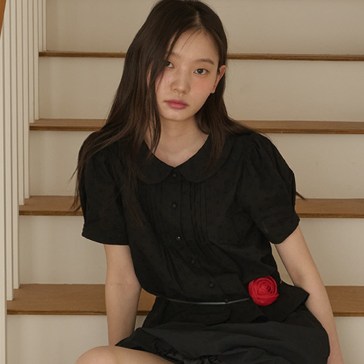 OPENING SUNSHINE Flower embroidery round collar puff blouse_Black