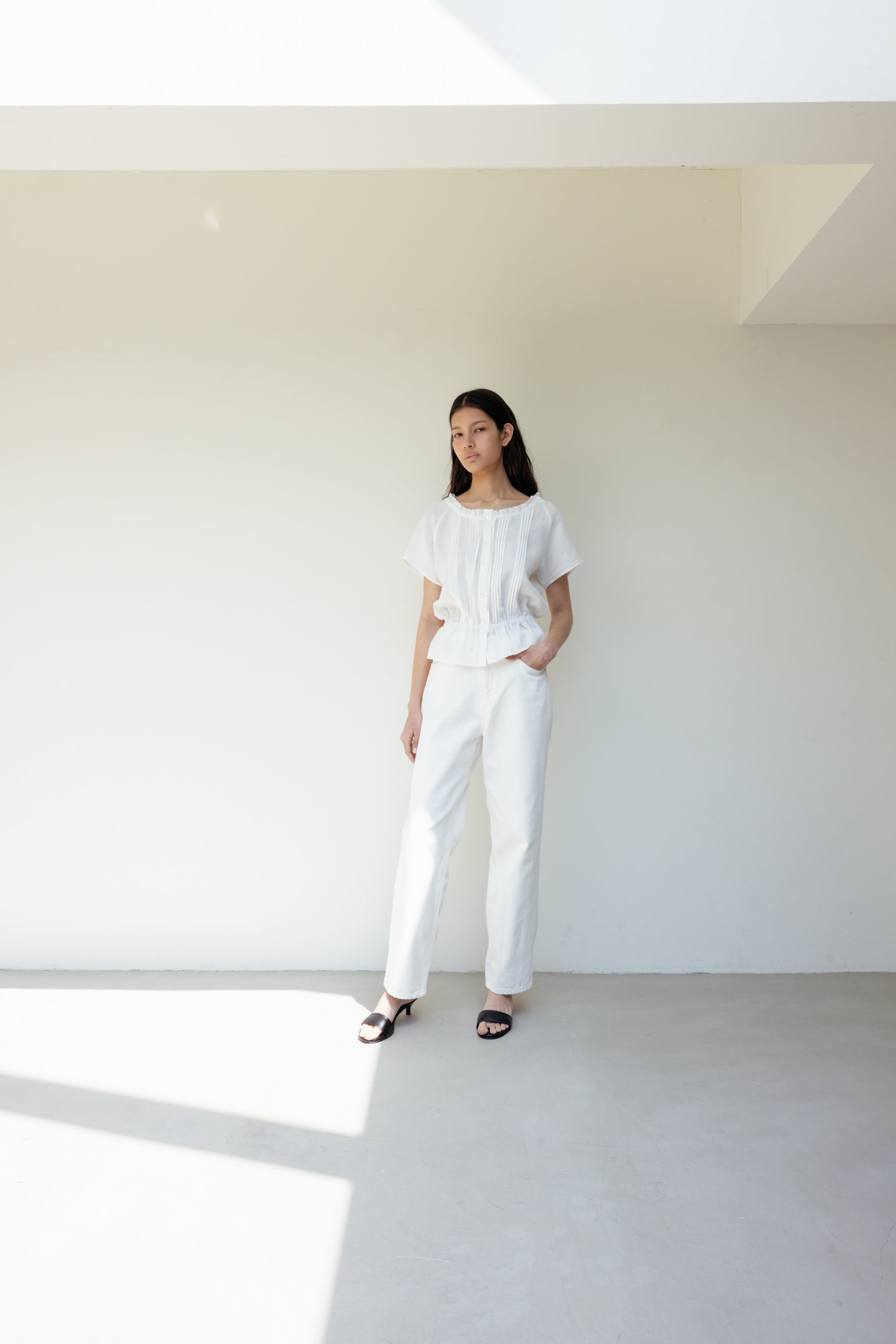 NCSSRY Pure Linen Tuck Half Blouse (White)