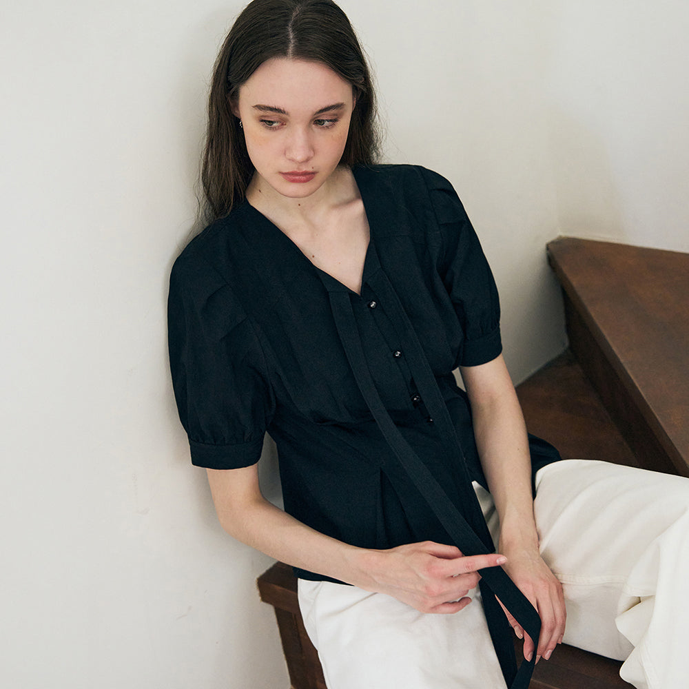 DRAWFIT WOMEN Chin puff short sleeve tie blouse [BLACK]