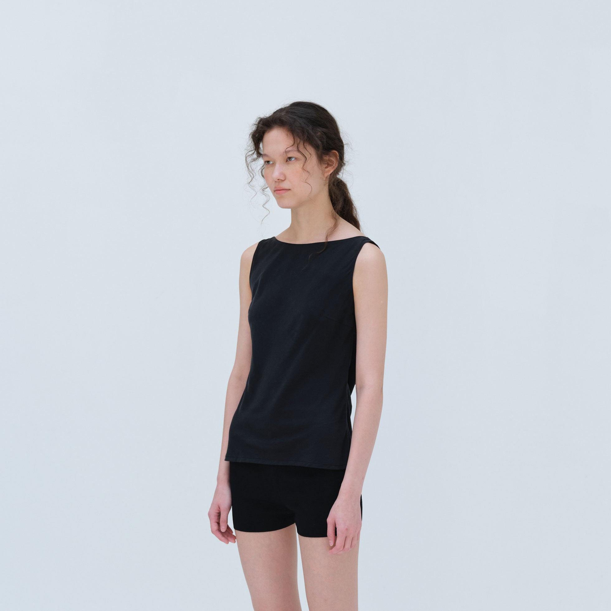 REPOS BACK DRAPE SLEEVELESS BLOUSE (BLACK)