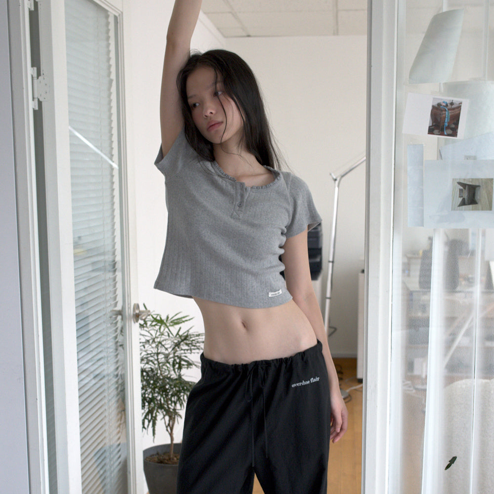 OVERDUE FLAIR BUTTON EYELET T-SHIRT_MELANGE GREY
