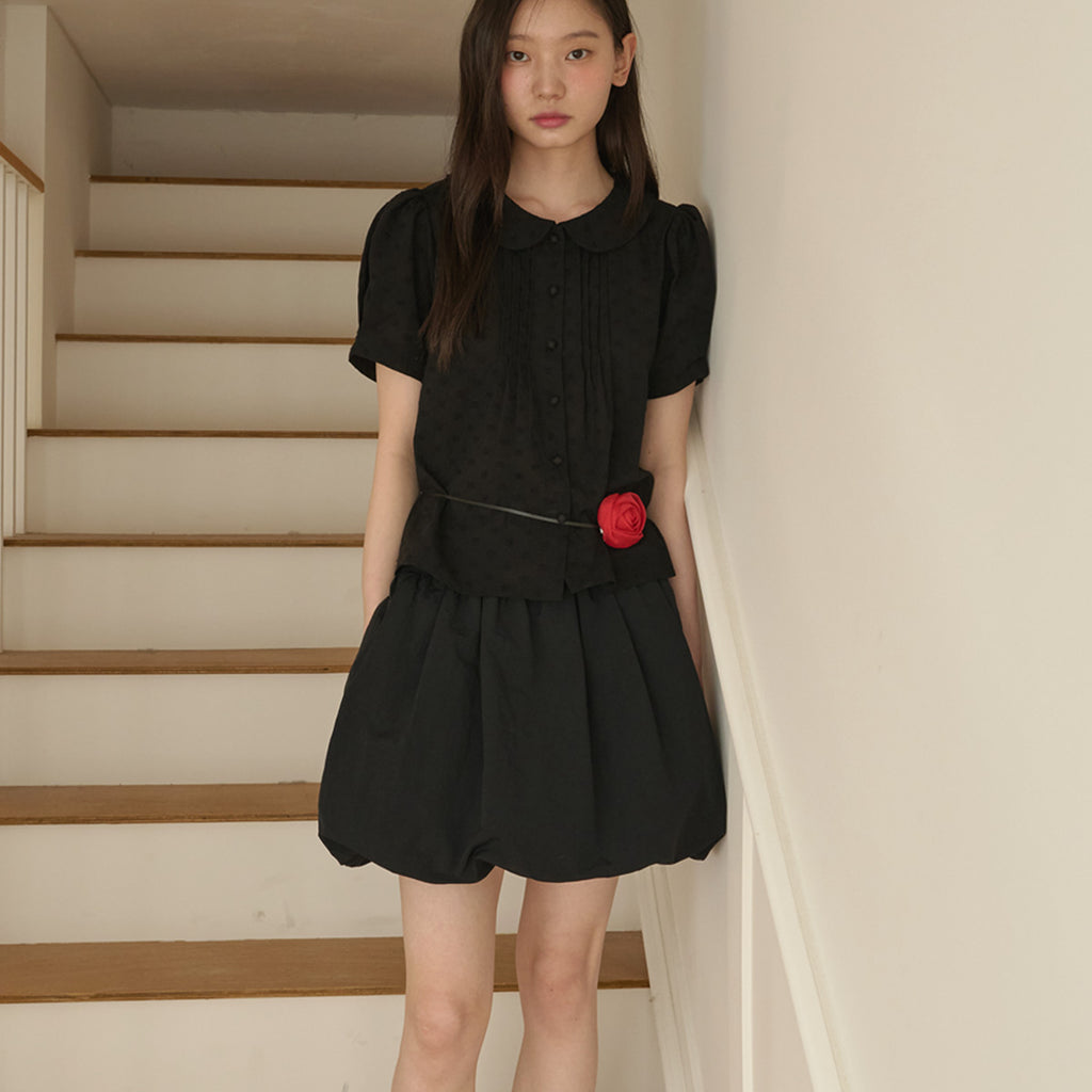 OPENING SUNSHINE Flower embroidery round collar puff blouse_Black