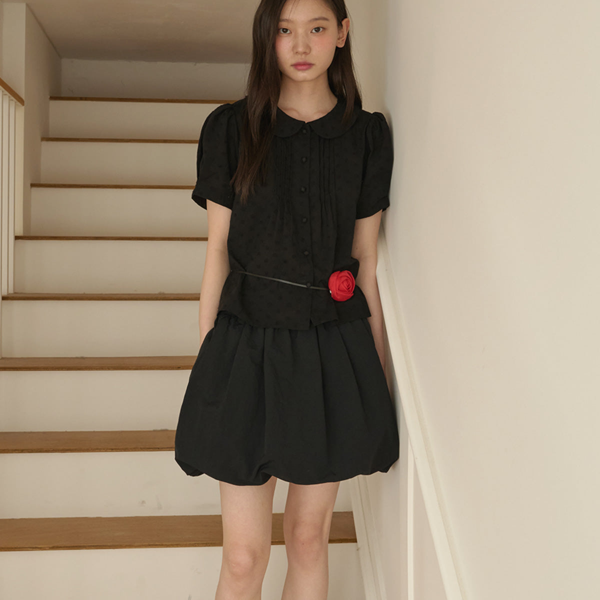 OPENING SUNSHINE Flower embroidery round collar puff blouse_Black