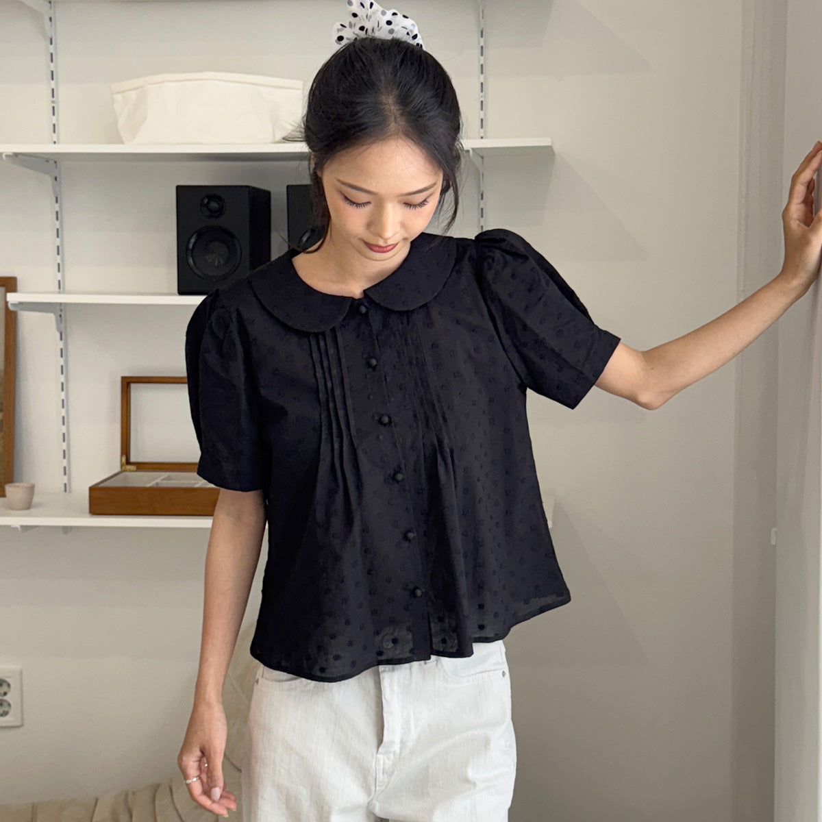 OPENING SUNSHINE Flower embroidery round collar puff blouse_Black
