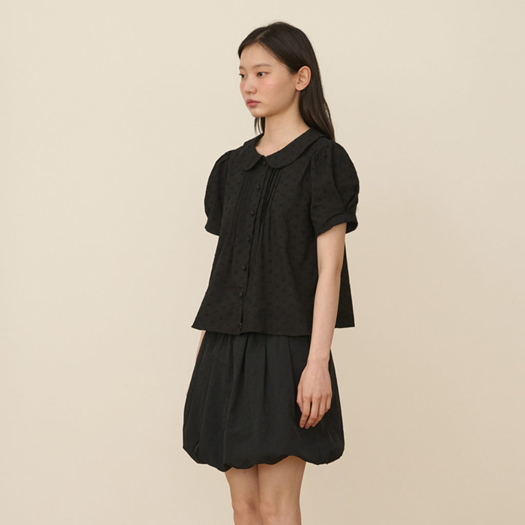 OPENING SUNSHINE Flower embroidery round collar puff blouse_Black