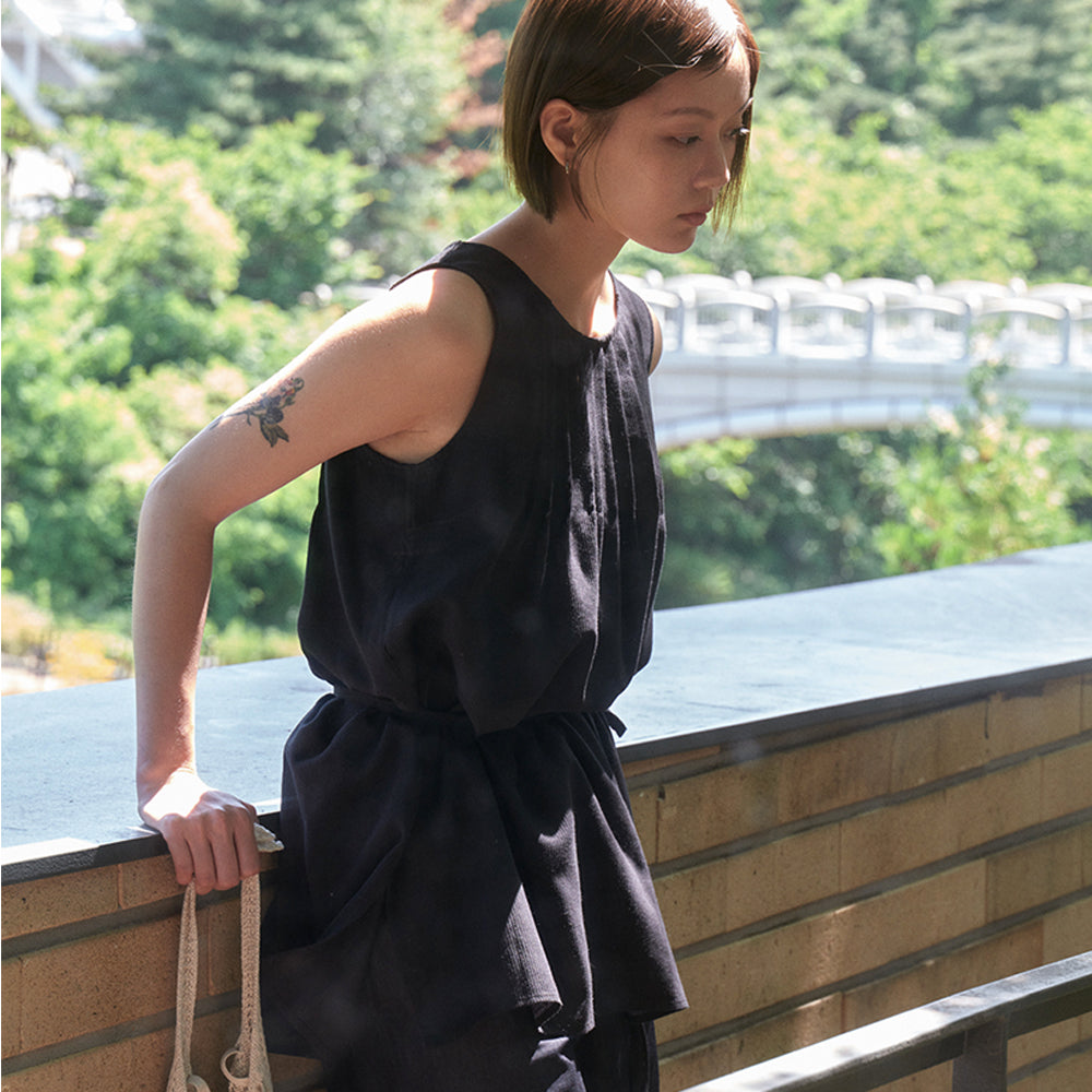 STEP AROUND Tucked strap tunic blouse_BLACK