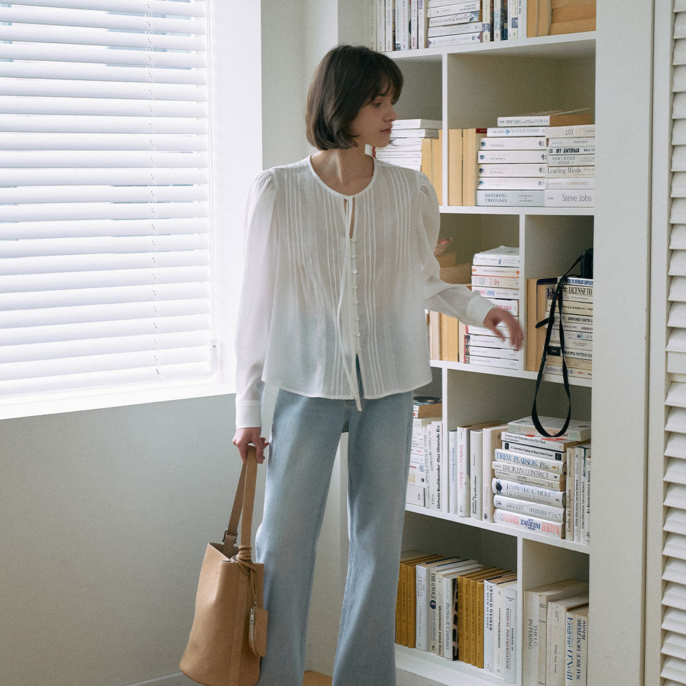 LAMEREI [3rd Reorder]Pintuck Tie Blouse[LMBFSP25SH5304]-Off-White