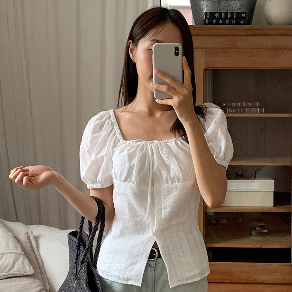 AND YOU Kissimmee shirring volume blouse (Ivory/Light blue)