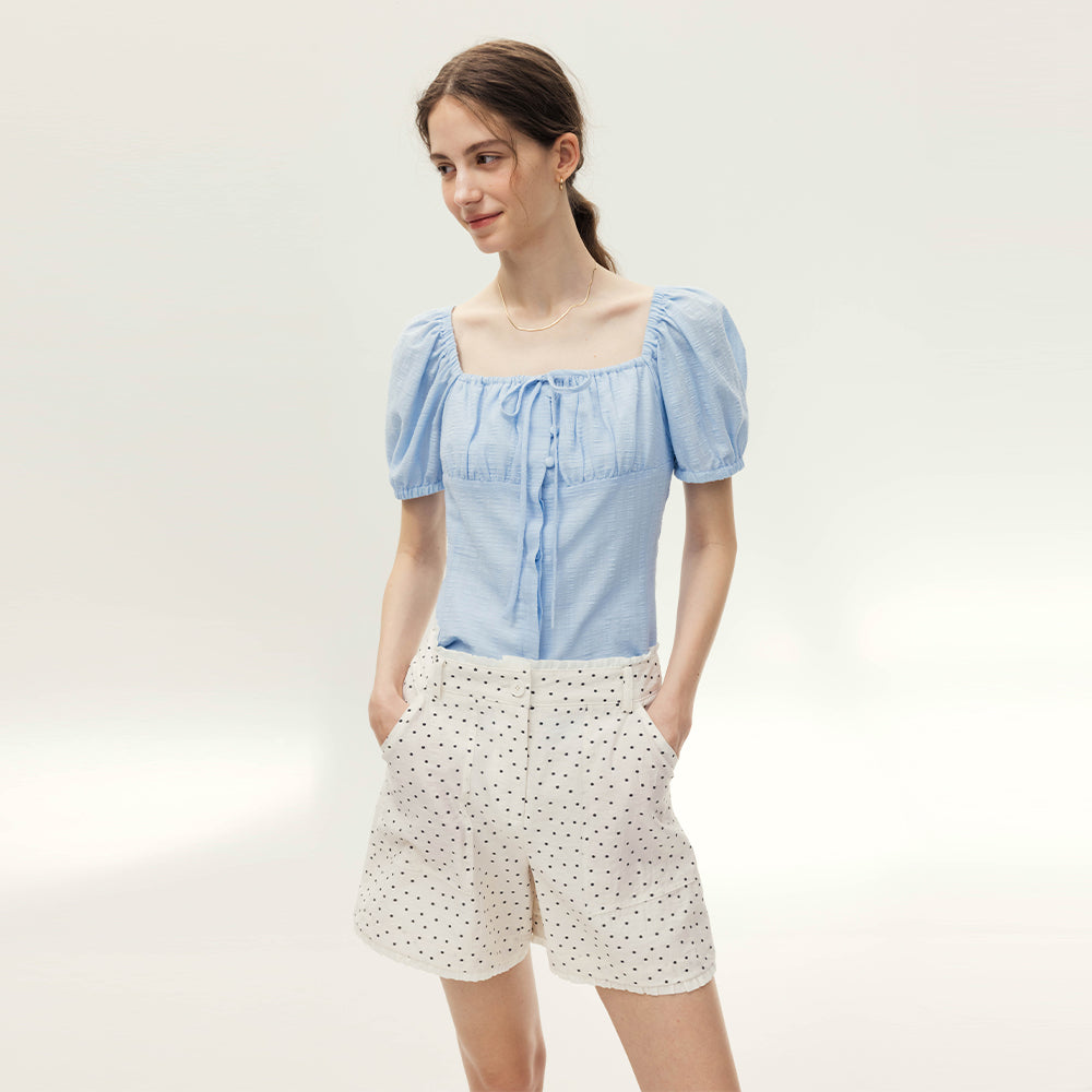 AND YOU Kissimmee shirring volume blouse (Ivory/Light blue)