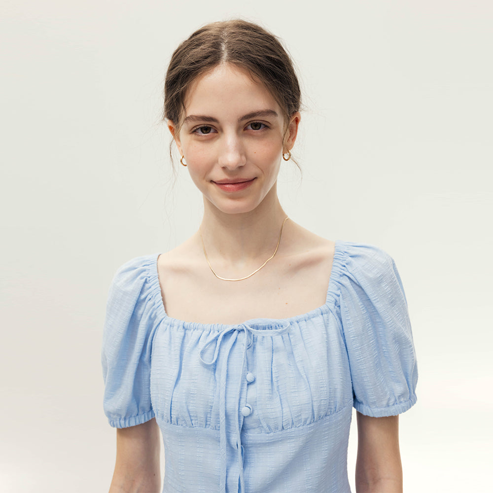 AND YOU Kissimmee shirring volume blouse (Ivory/Light blue)