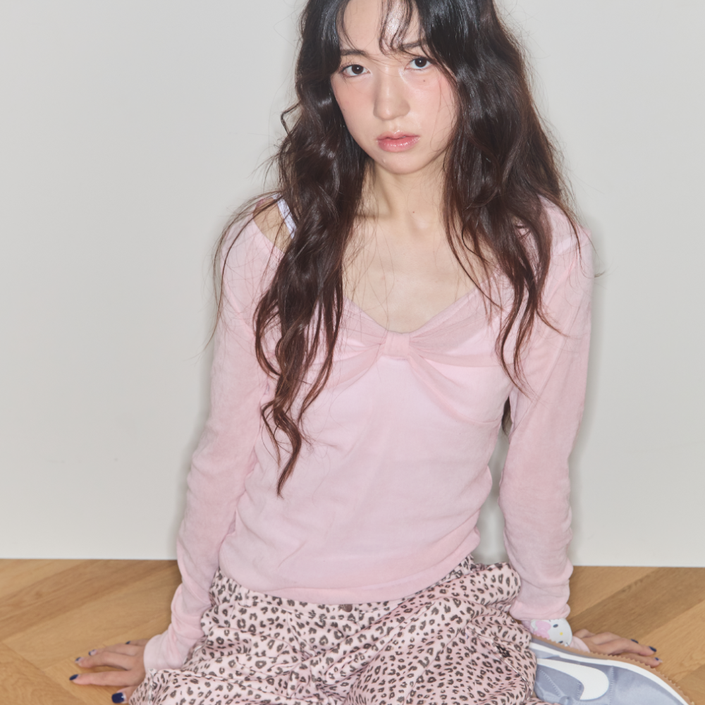 SHAKIRI [Eyelet Wonhee wearing] SHERRY RIBBON VELVET TOP (PINK)