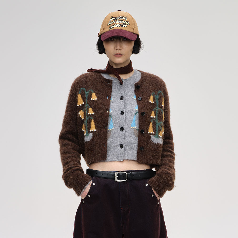 SHORT SENTENCE (concierge) (W) JACQUARD KNITTED CREW NECK CARDIGAN (BROWN)