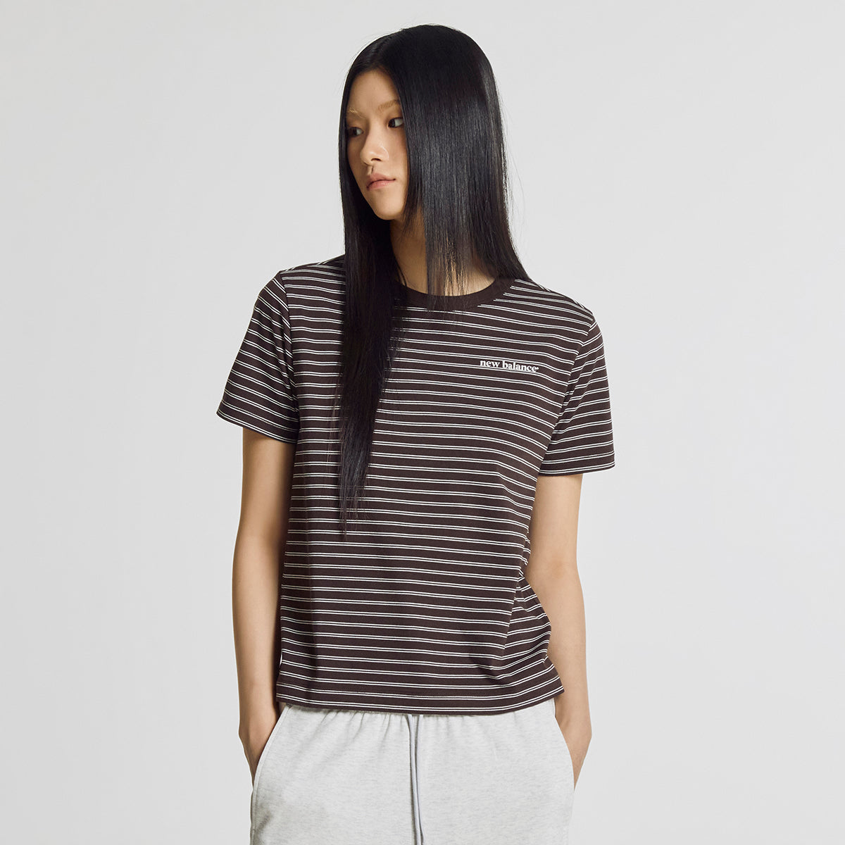 NEW BALANCE NBNEG2W422 / WOMEN Essential Basic Striped Short Sleeve T-Shirt (BROWN)