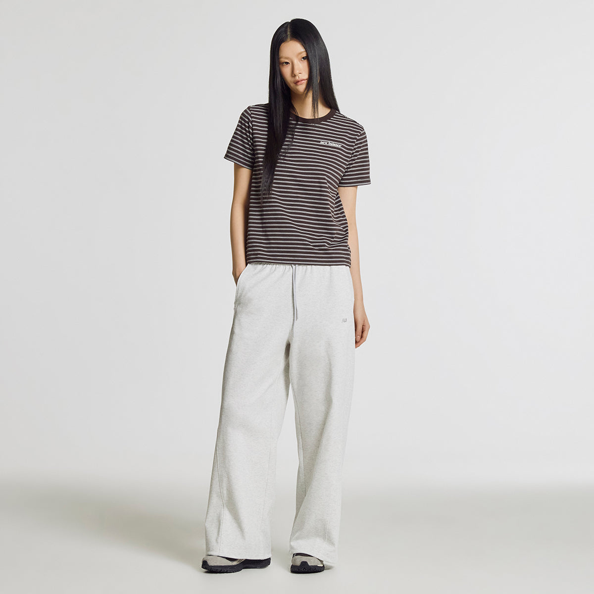 NEW BALANCE NBNEG2W422 / WOMEN Essential Basic Striped Short Sleeve T-Shirt (BROWN)
