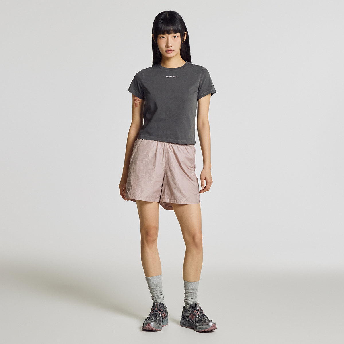 NEW BALANCE NBNEG2W412 / WOMEN Essential JoongAng Letter Short Sleeve T-Shirt (CHARCOAL)