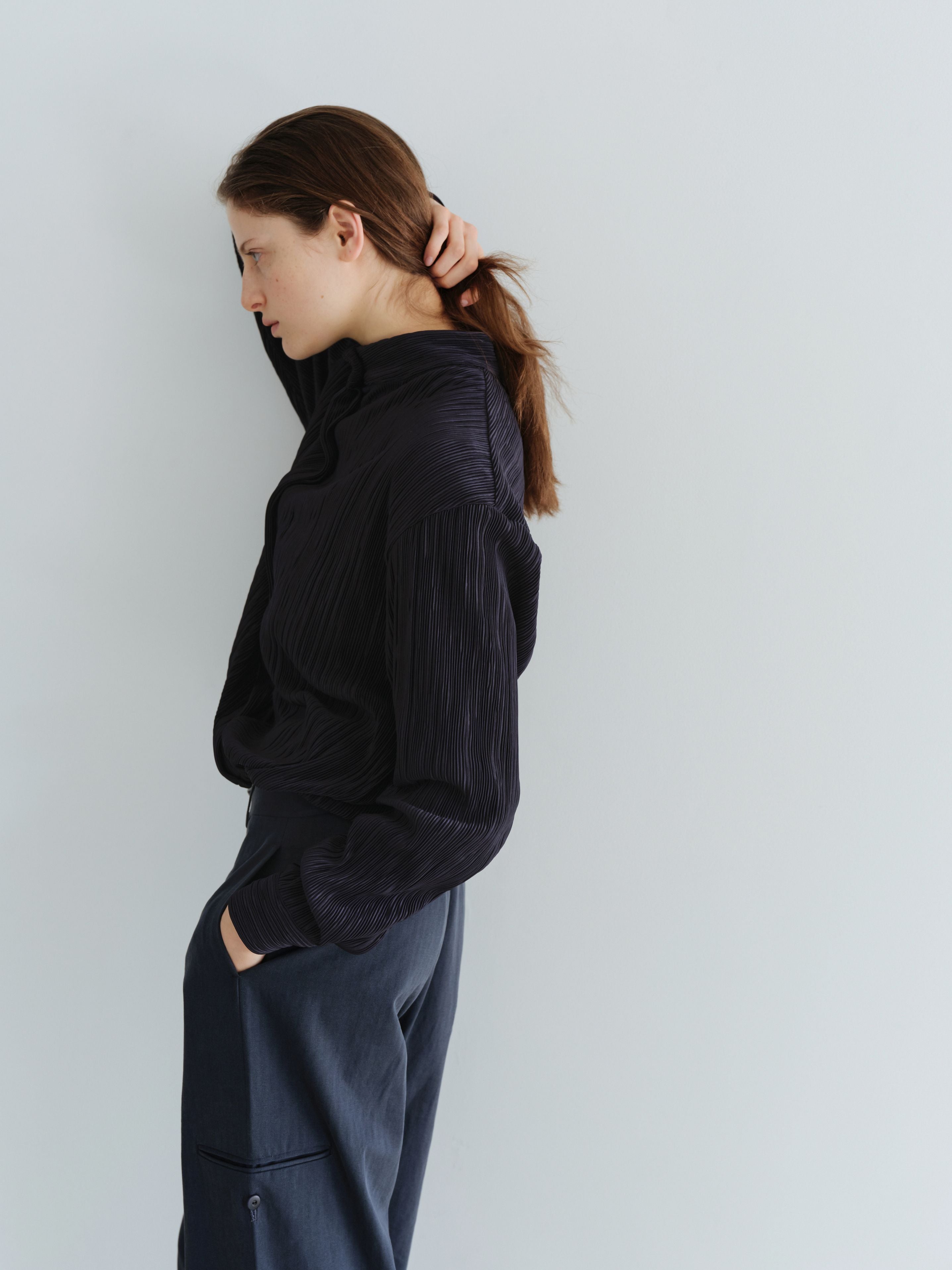 AUBOUR [2nd restock] pleats string blouse (navy)