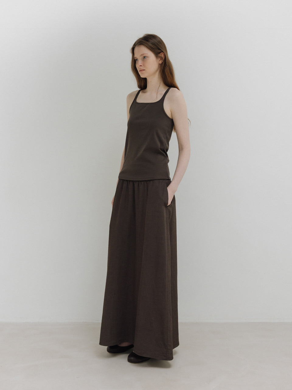 MOIA plain sleeveless (soil brown)