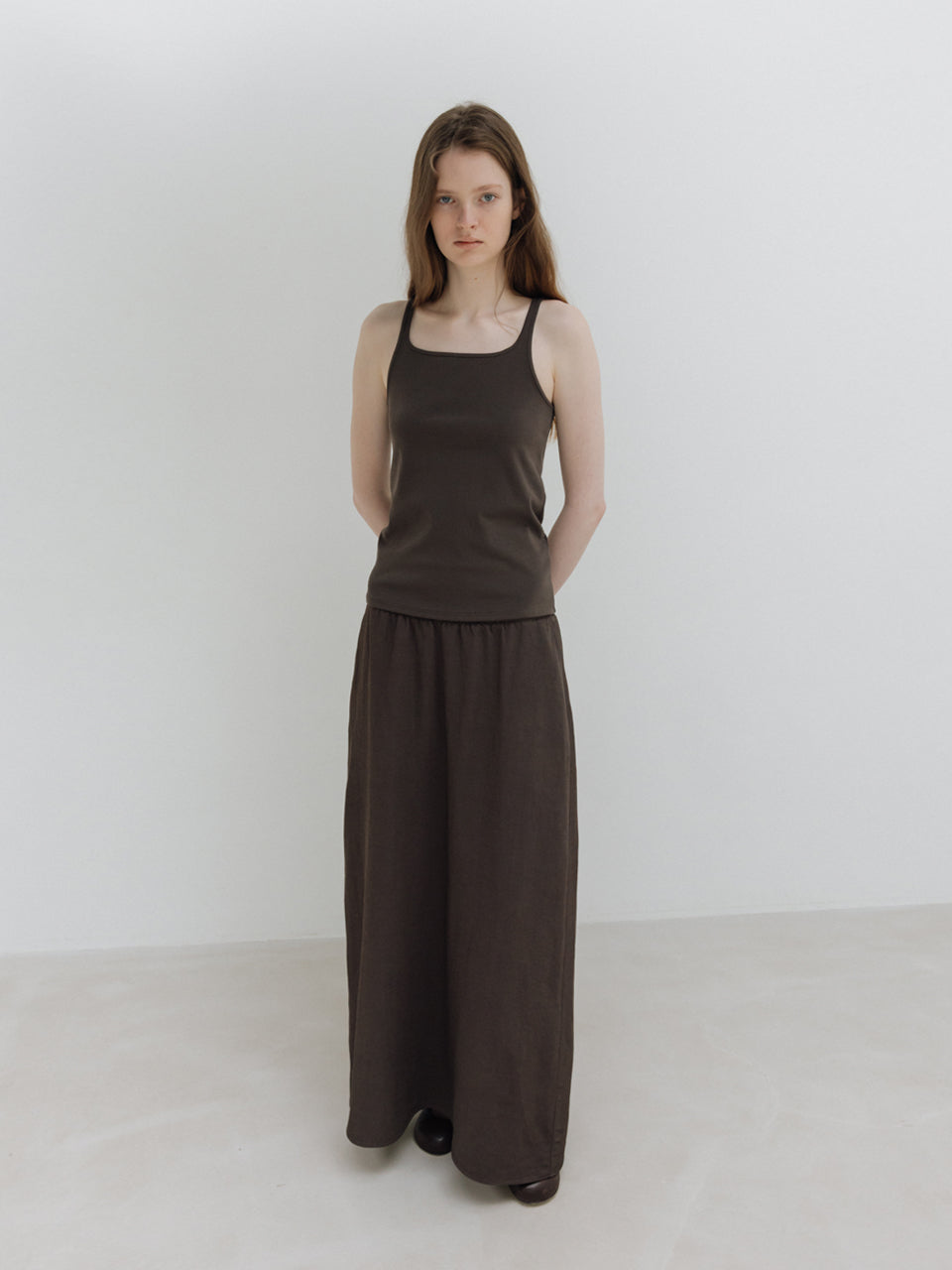MOIA plain sleeveless (soil brown)