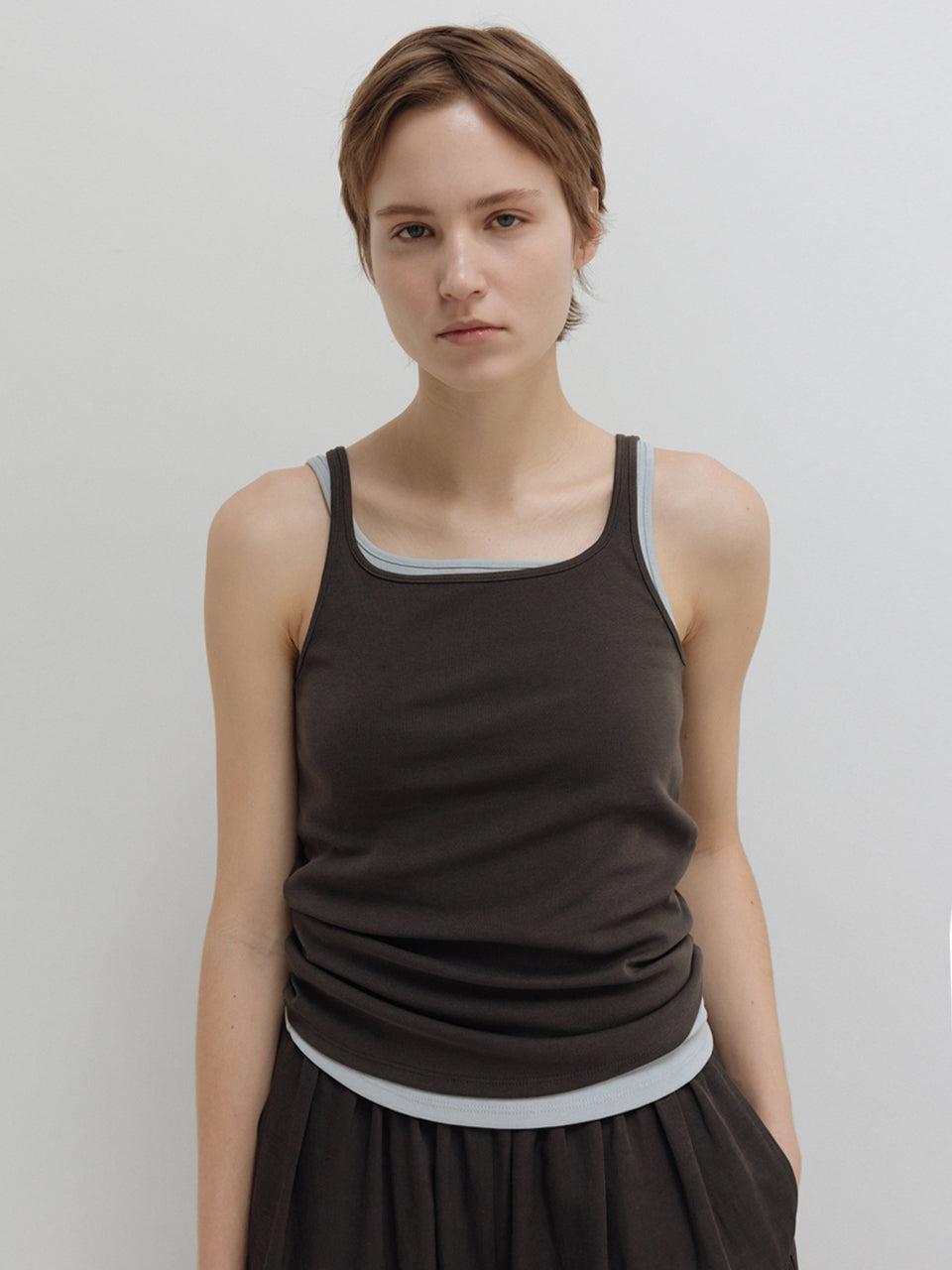 MOIA plain sleeveless (soil brown)