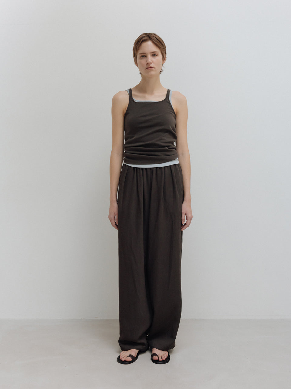 MOIA plain sleeveless (soil brown)