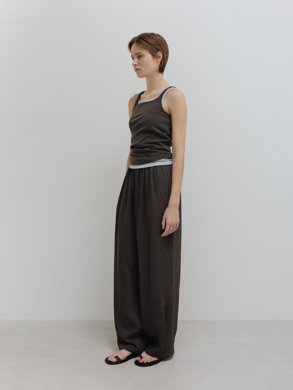 MOIA plain sleeveless (soil brown)