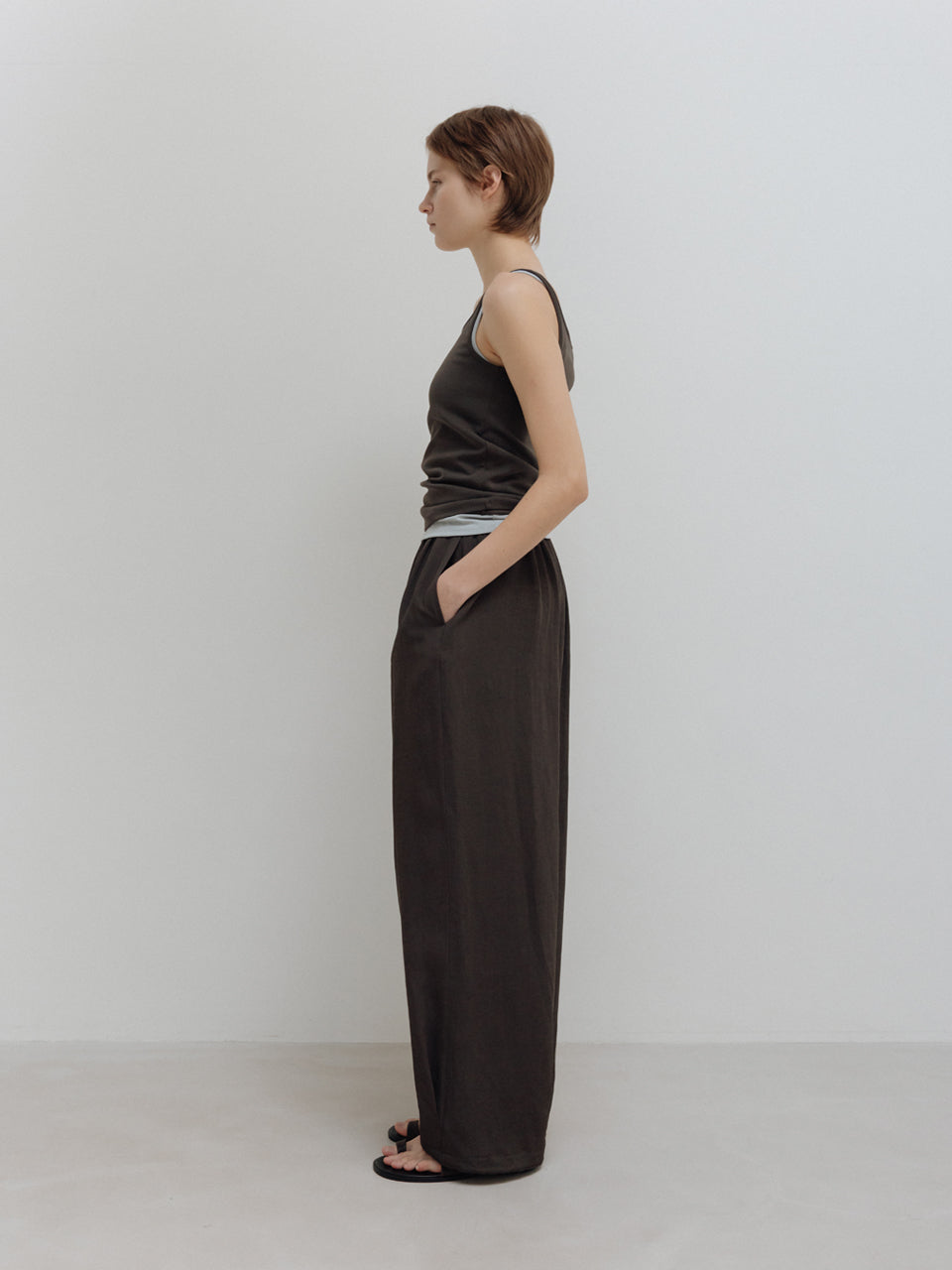 MOIA plain sleeveless (soil brown)