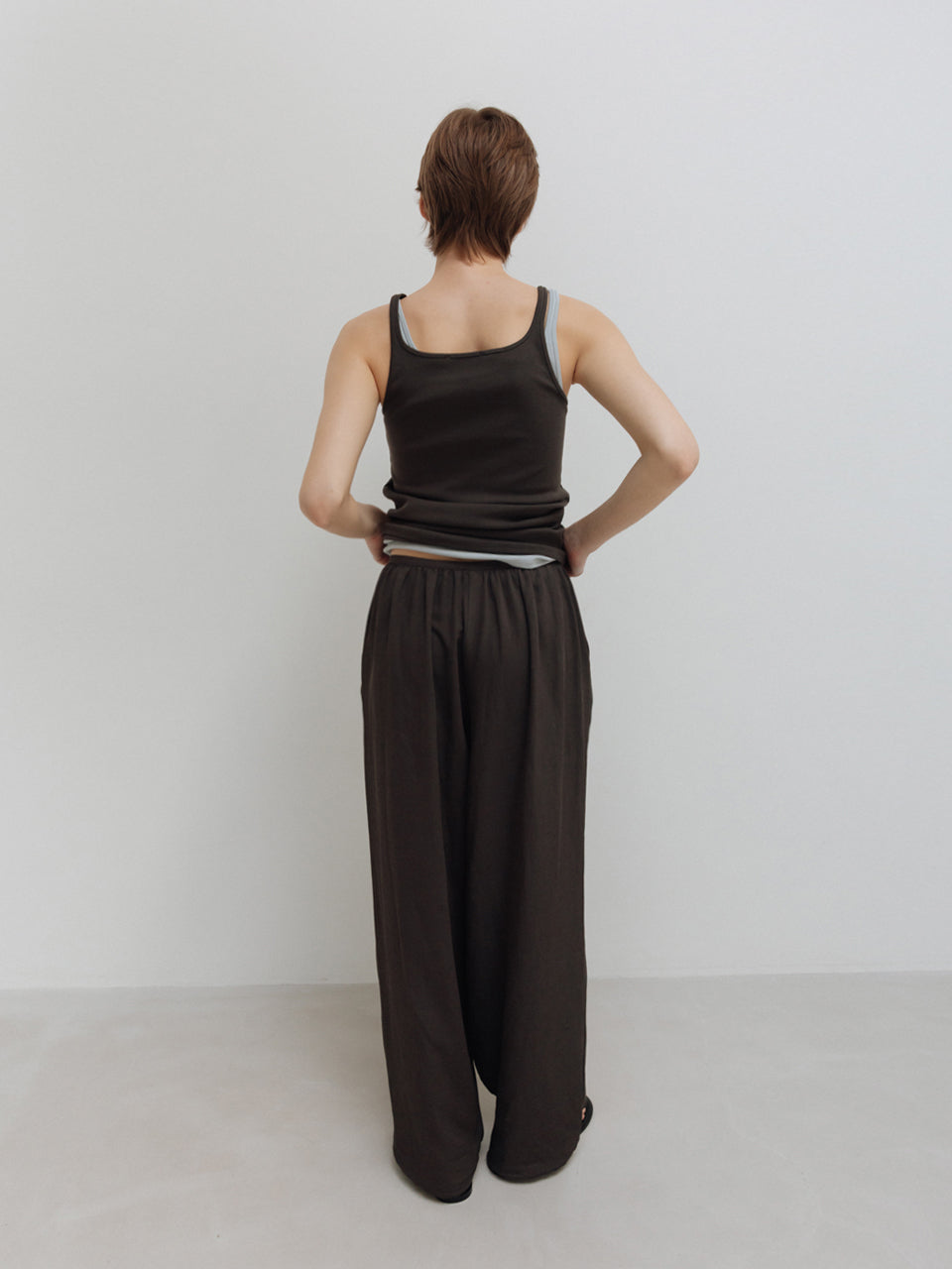 MOIA plain sleeveless (soil brown)