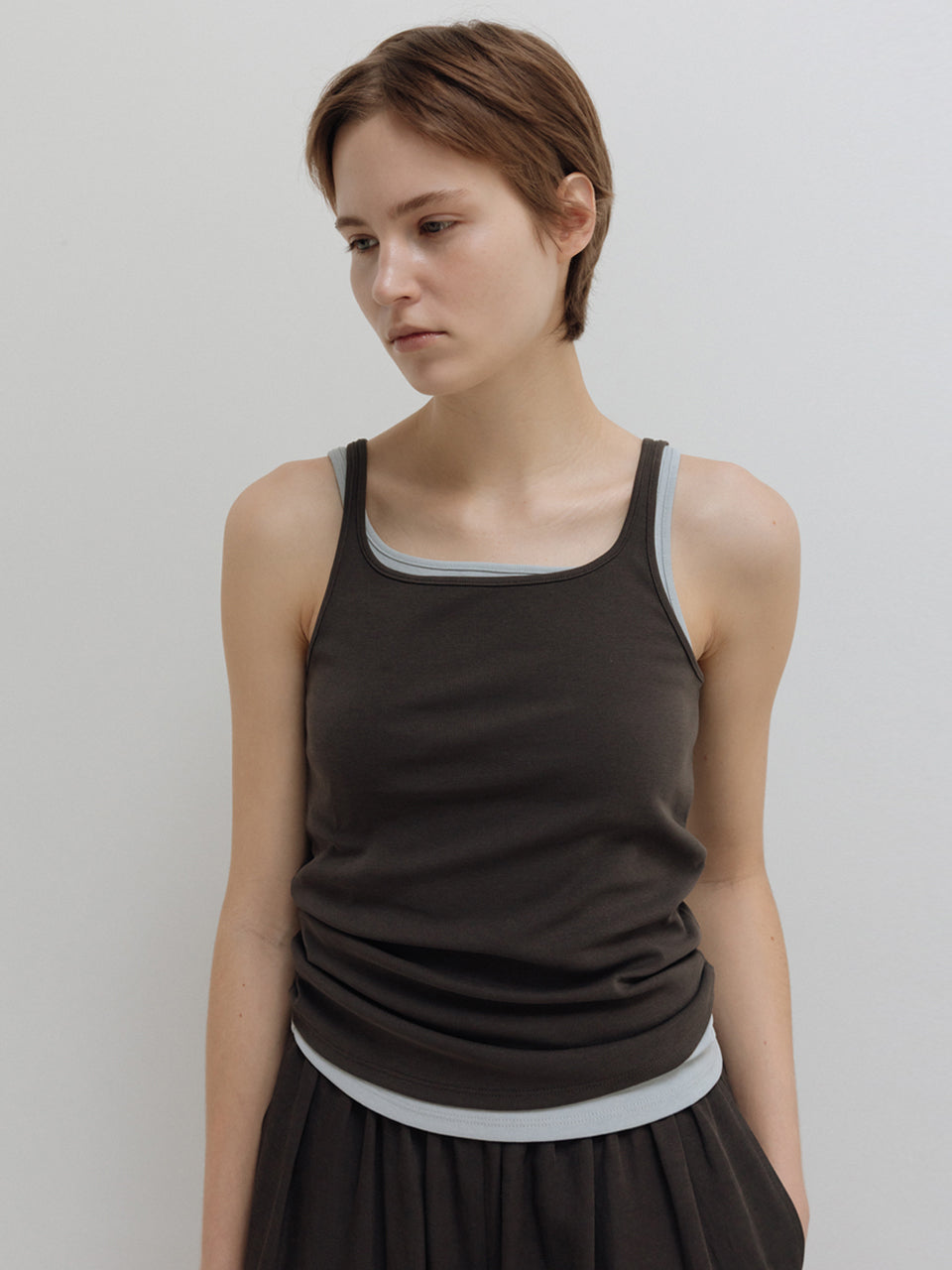 MOIA plain sleeveless (soil brown)