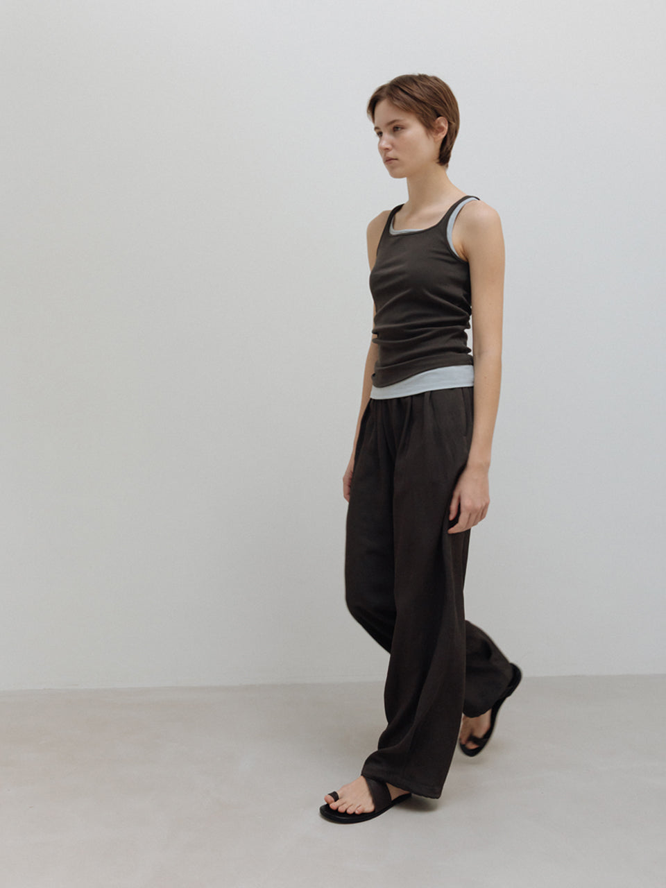 MOIA plain sleeveless (soil brown)