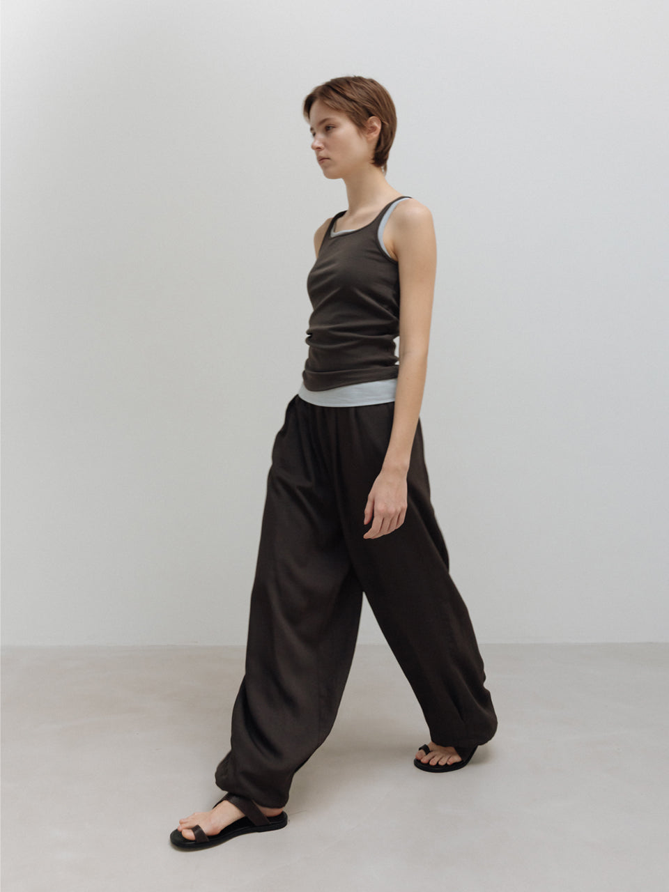 MOIA plain sleeveless (soil brown)