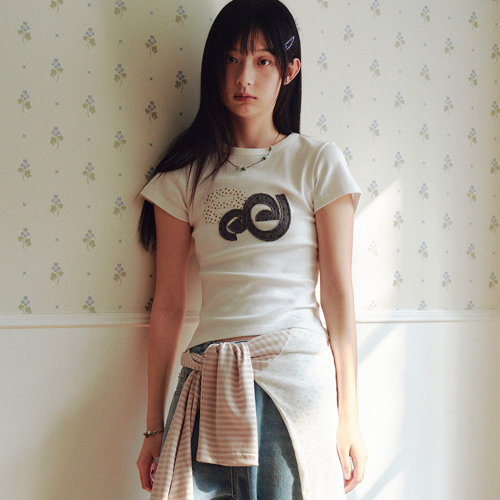 aeae APPLIQUE FLOWER LOGO TEE [WHITE]