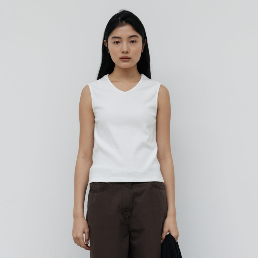 NCSSRY Essential V-Neck Sleeveless (White)