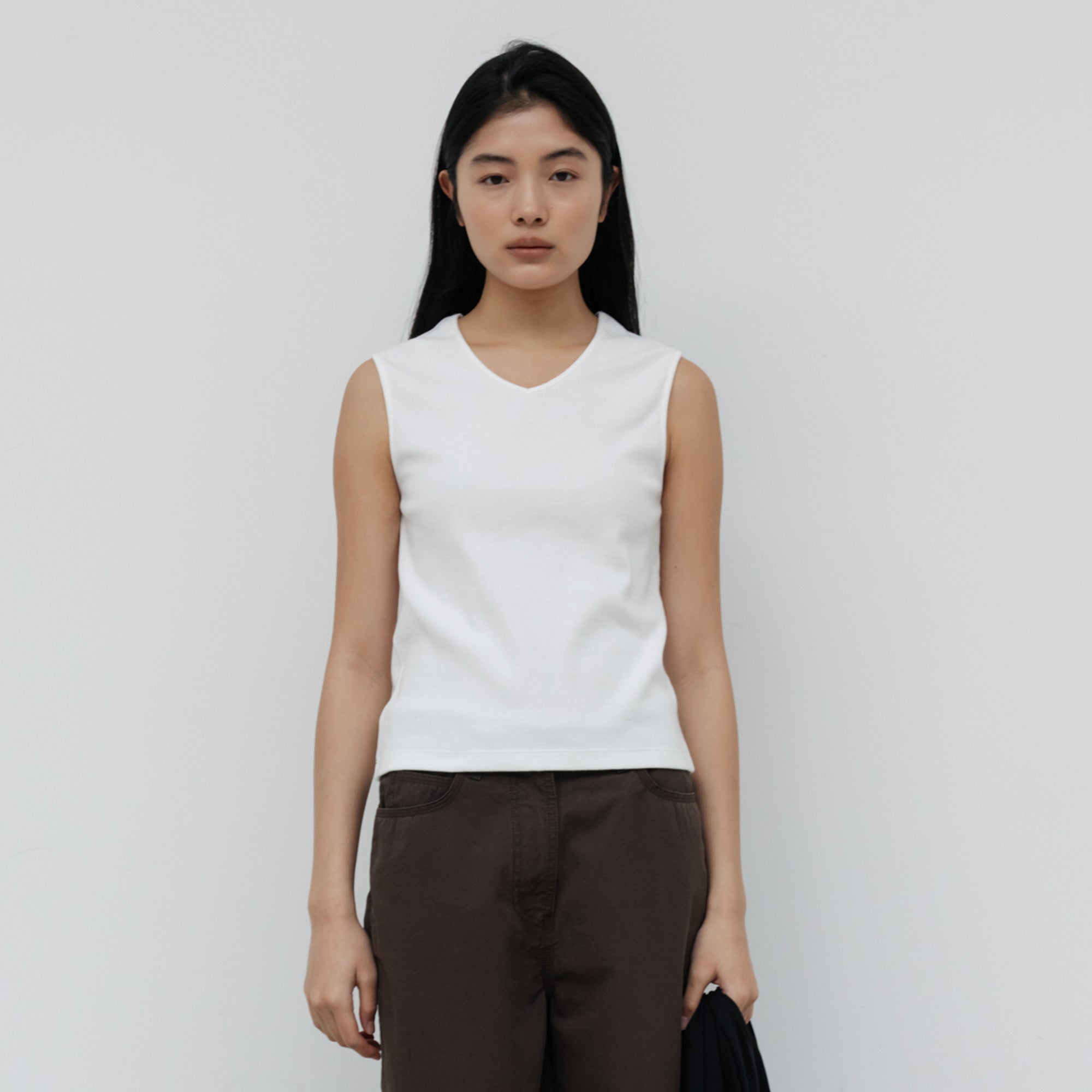 NCSSRY Essential V-Neck Sleeveless (White)