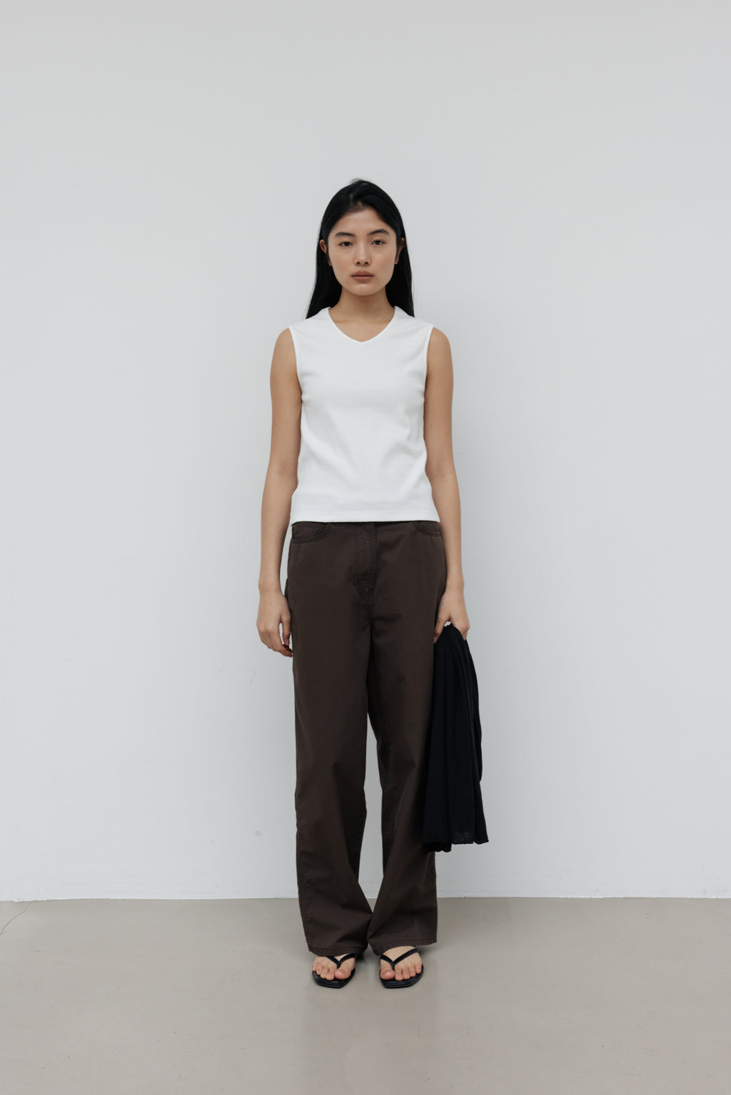 NCSSRY Essential V-Neck Sleeveless (White)