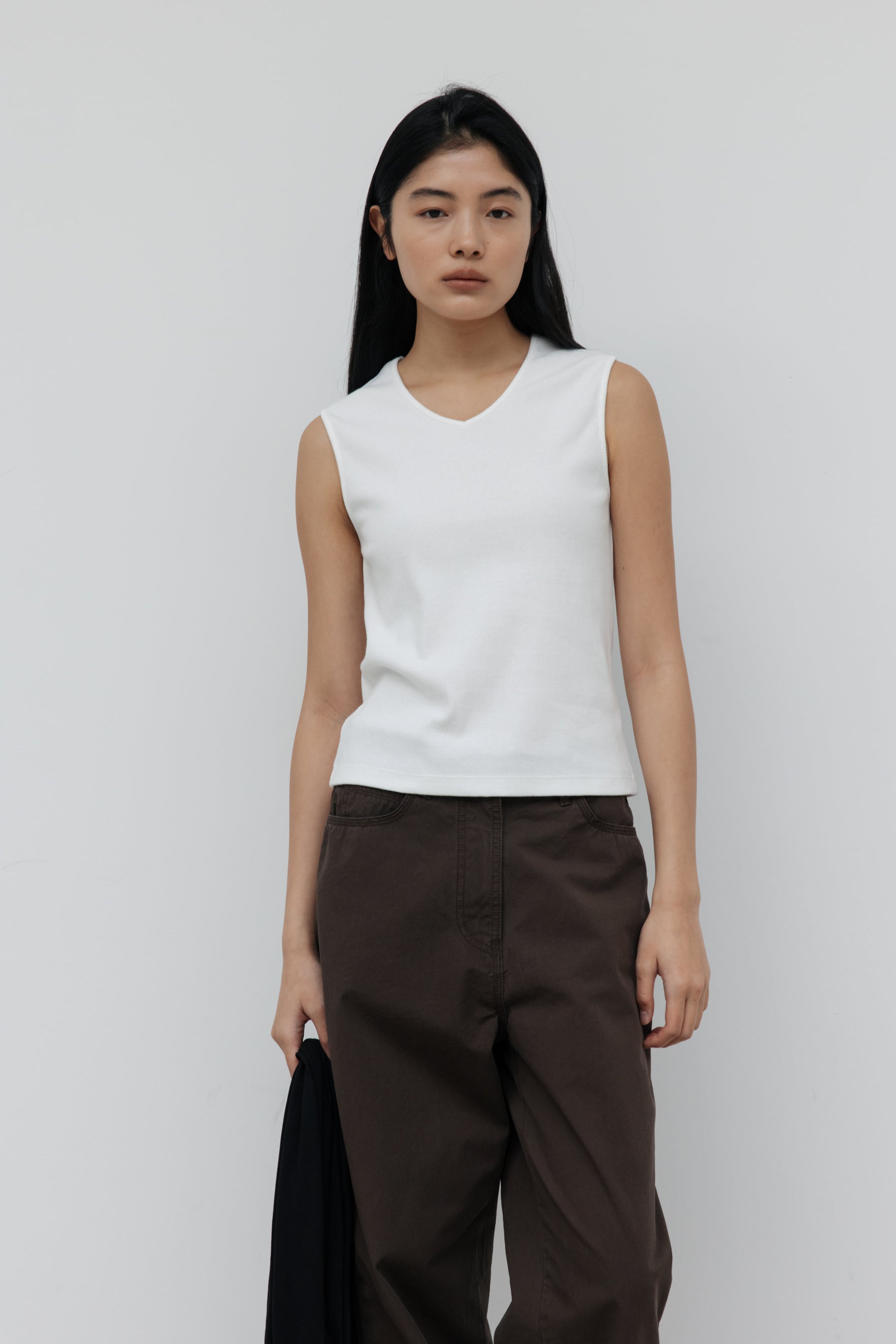 NCSSRY Essential V-Neck Sleeveless (White)