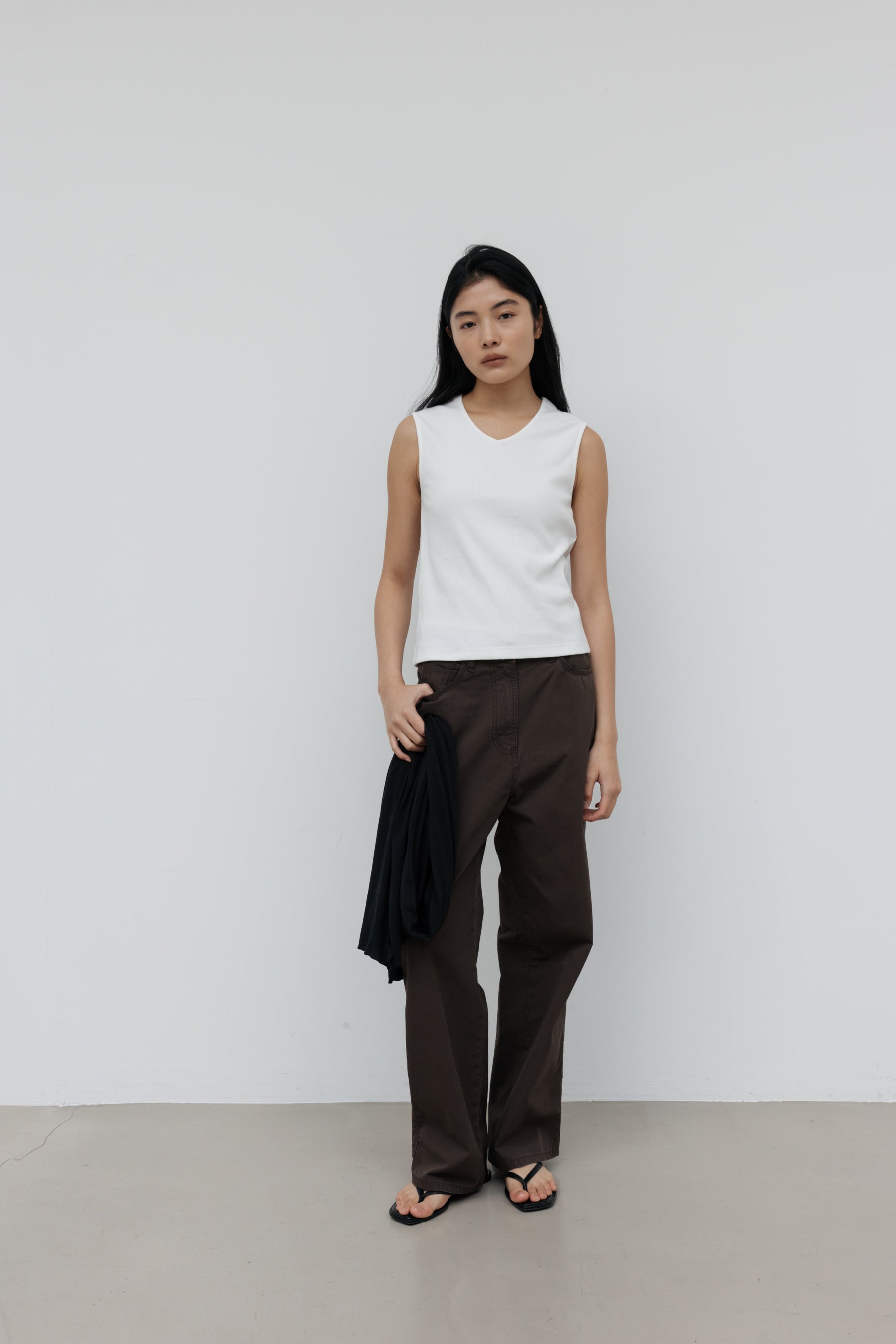NCSSRY Essential V-Neck Sleeveless (White)