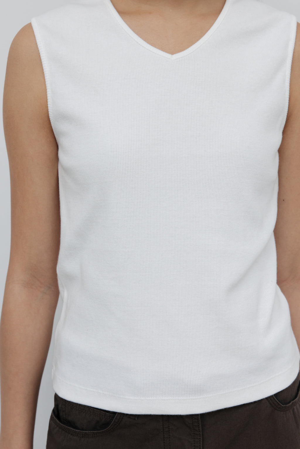 NCSSRY Essential V-Neck Sleeveless (White)