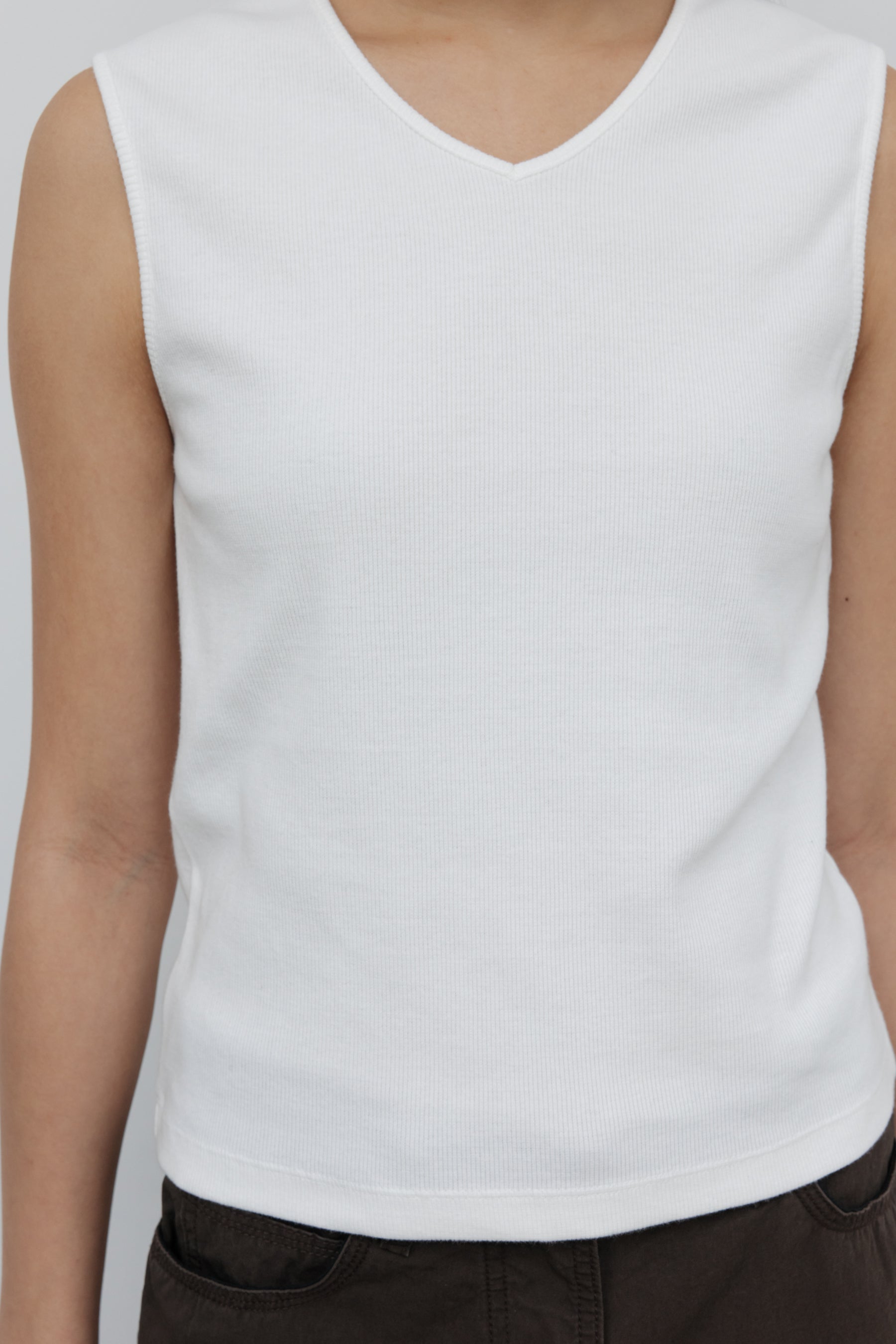 NCSSRY Essential V-Neck Sleeveless (White)