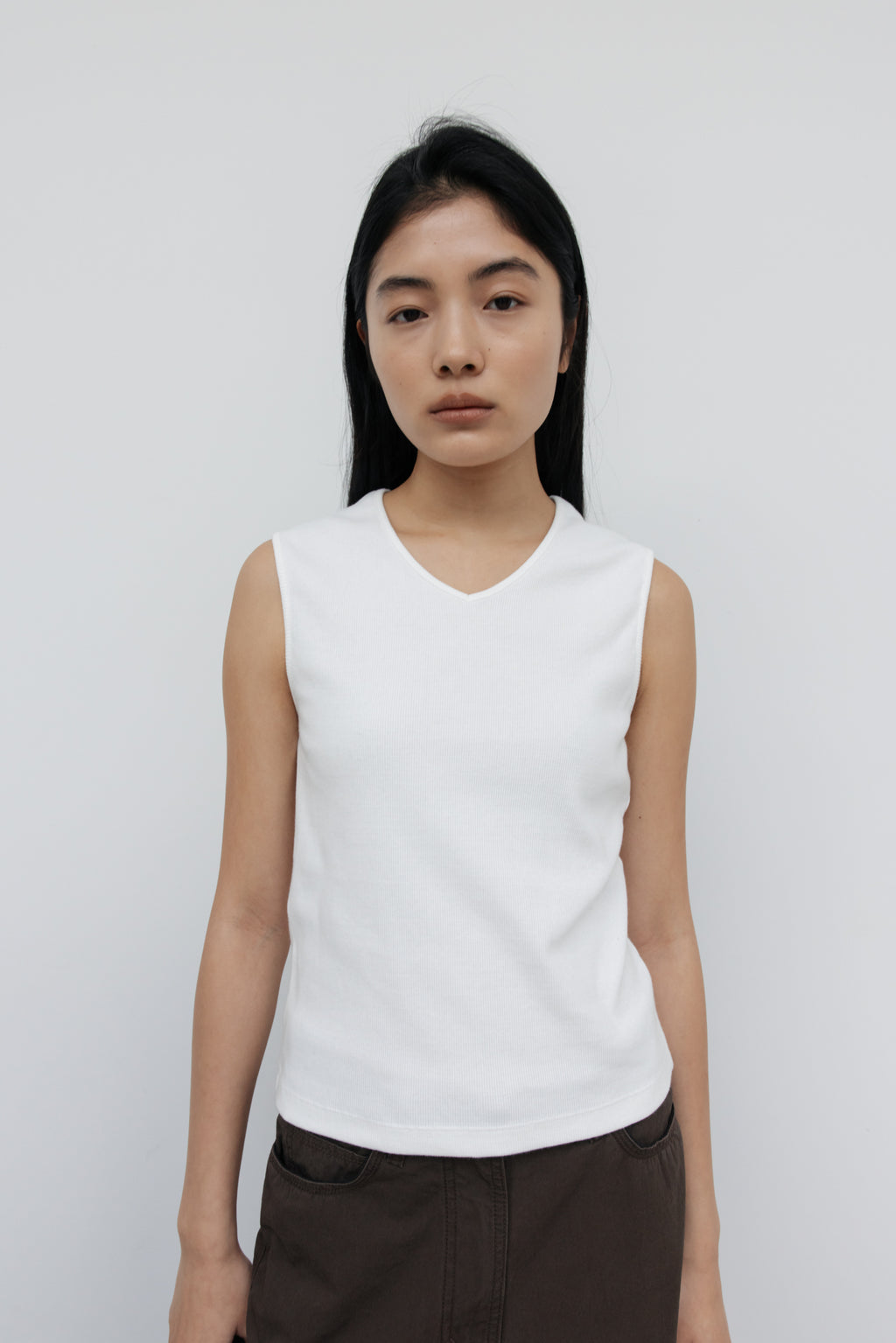 NCSSRY Essential V-Neck Sleeveless (White)