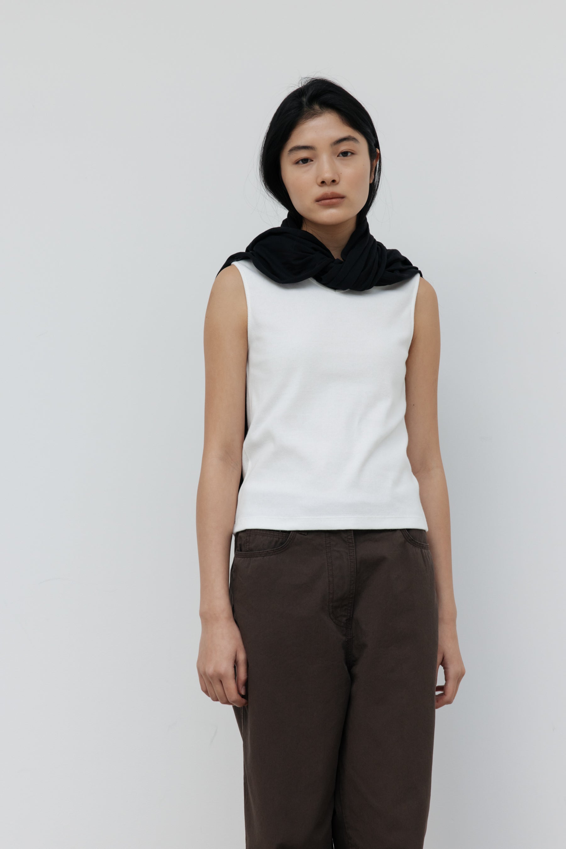 NCSSRY Essential V-Neck Sleeveless (White)