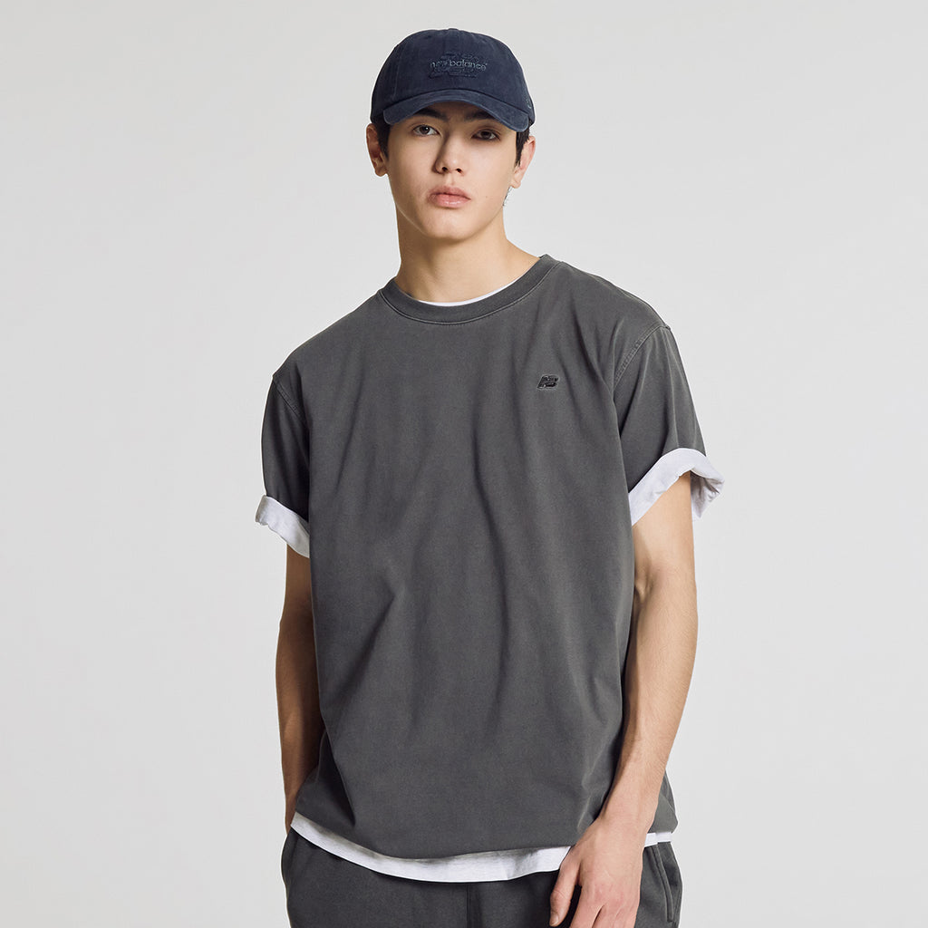 NEW BALANCE NBNEG21203 / UNI Essential Small Logo Short Sleeve T-Shirt (CHARCOAL)