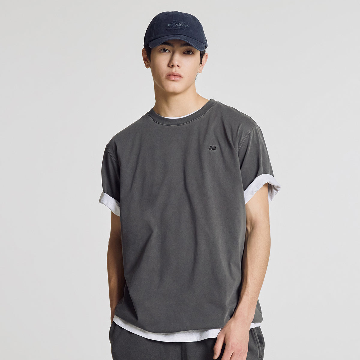 NEW BALANCE NBNEG21203 / UNI Essential Small Logo Short Sleeve T-Shirt (CHARCOAL)