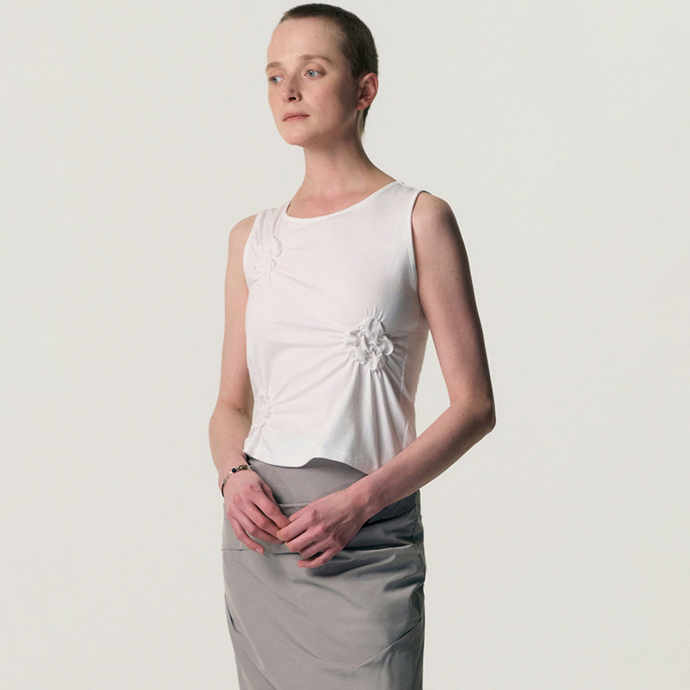 KIMZISU Floral Motif Smocked T-shirt_WHITE